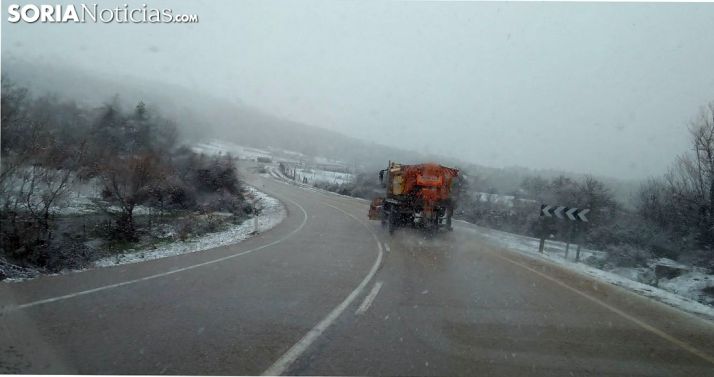 Una quitanieves a última hora de la tarde de ayer en la CL-117 entre Abejar y Covaleda. /SN