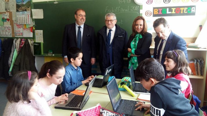 Fernando Rey (izda.), en una escuela rural de Zaragoza este viernes. 