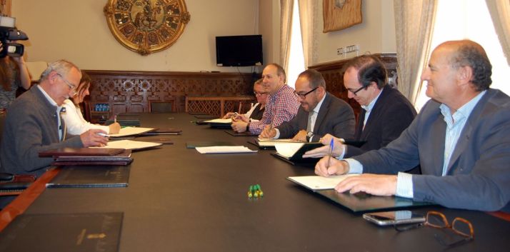 Firma de convenios con los ayuntamientos.