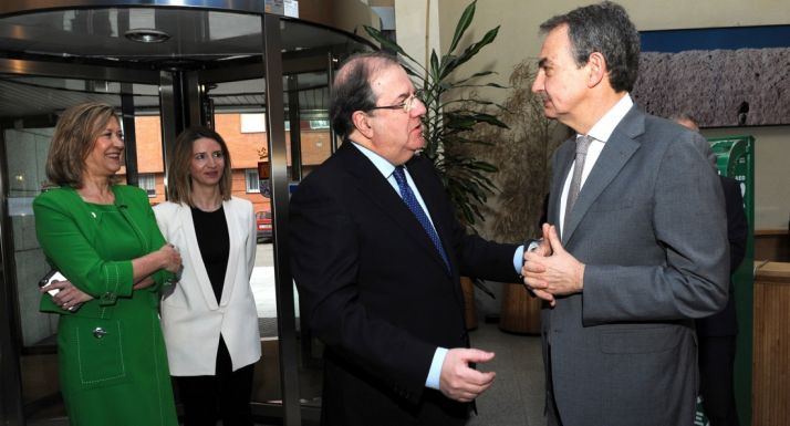 Herrera, con Rodríguez Zapatero ante las consejeras Del Olmo y García.