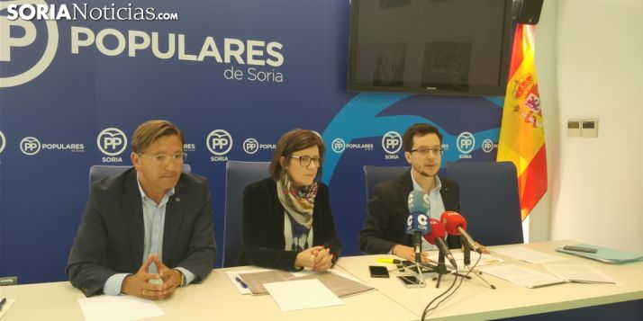 Tomás Cabezón, Gerardo Martínez y Marimar Angulo en rueda de prensa hoy