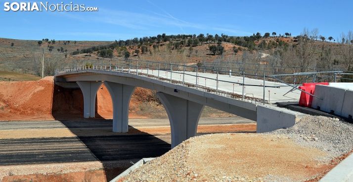Un paso elevado sobre la A-11 en el término burgense. /SN