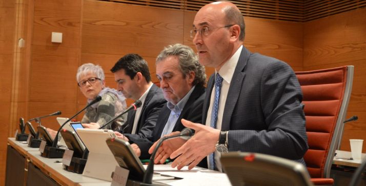 Alonso, en primer término, durante su intervención en el Senado.