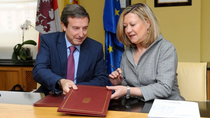 Pilar del Olmo y Fernando Irigoyen en la firma del acuerdo. 