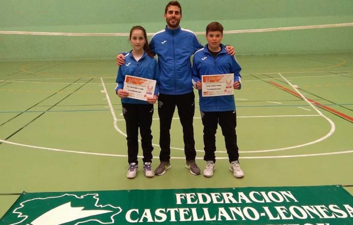 Javier (dcha.), con su entrenador y su compañera de equipo Ana Peñaranda.