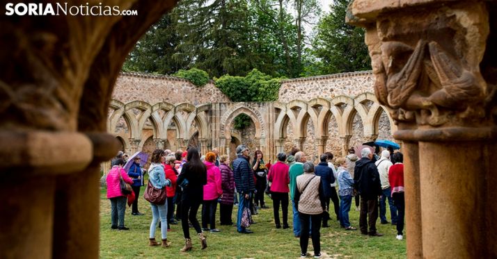 Un grupo de turistas en los Arcos de San Juan de Duero. /SN
