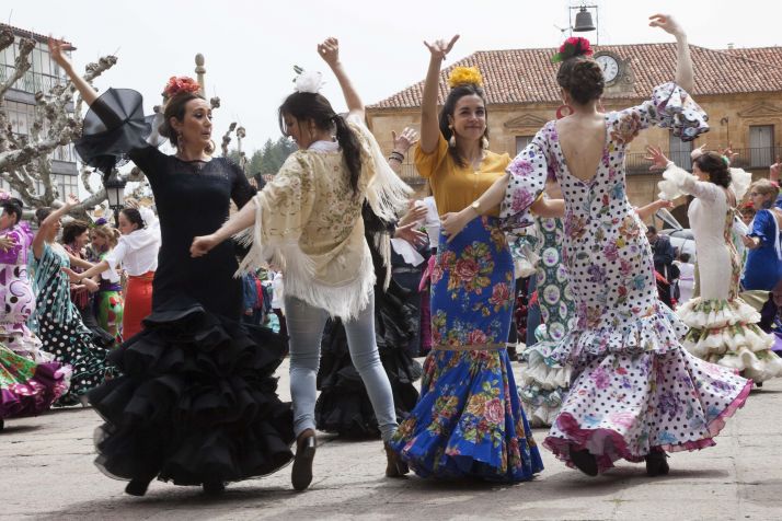 GALER&Iacute;A: Fiesta flamenca y romer&iacute;a para despedir la Feria de Abril