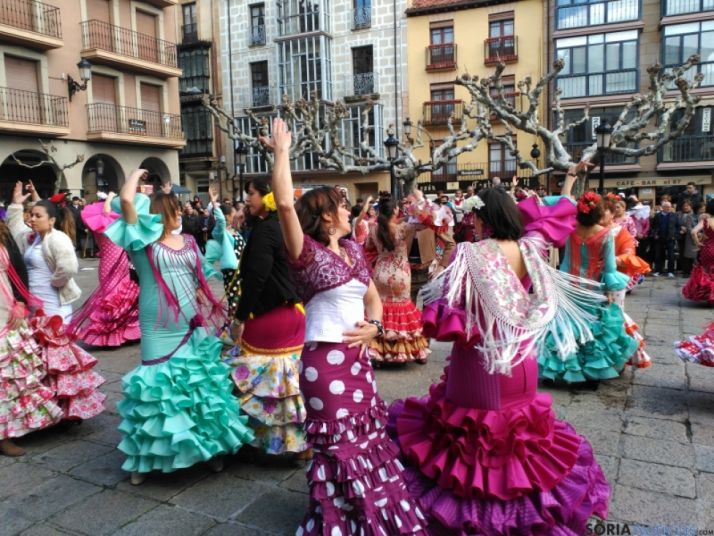 Baile de sevillanas en la plaza Mayor de la capital soriana.