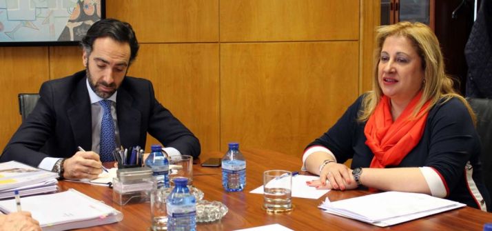 La subdelegada del Gobierno, en una reunión con el director general de Transportes del Ministerio. /SdG