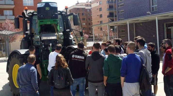 Alumnos del CIFP Pico Frentes se familiarizan con la maquinaria agrícola