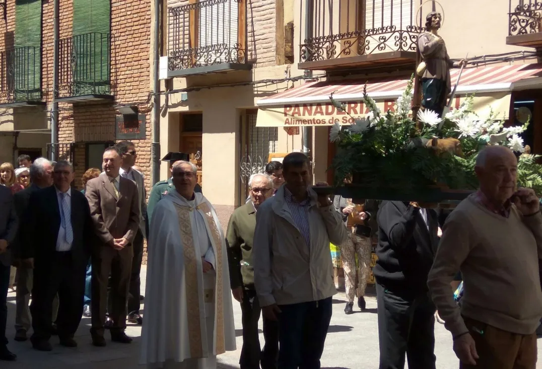 La procesión con la imagen del santo en El Burgo. 
