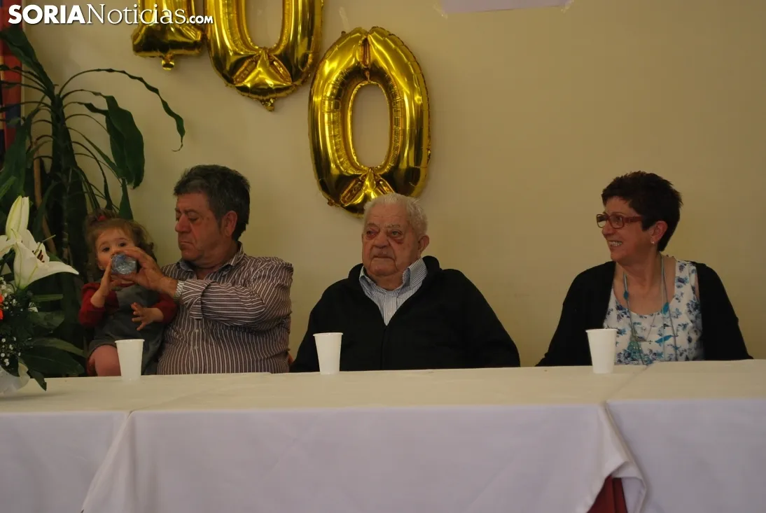 Una imagen del homenaje este lunes en la residencia Fuente del Rey. /SN