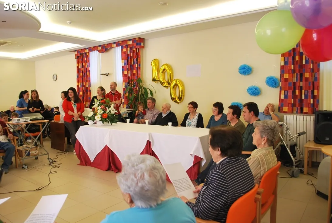 Una imagen del homenaje este lunes en la residencia Fuente del Rey. /SN