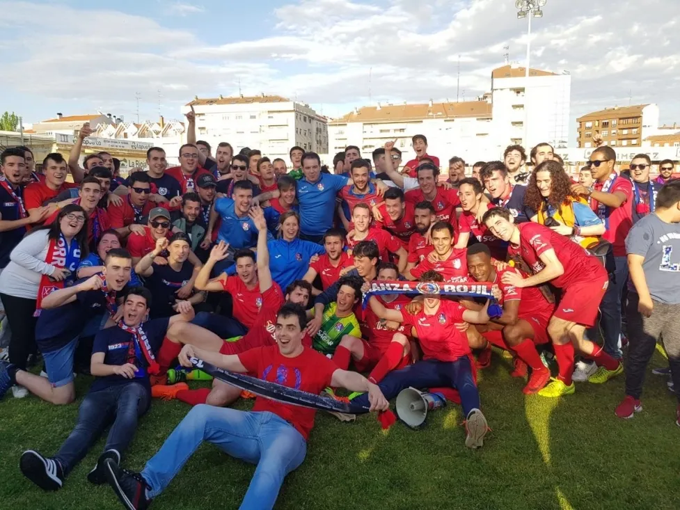 El CD Calahorra festeja el ascenso a Segunda B. CD Calahorra. 