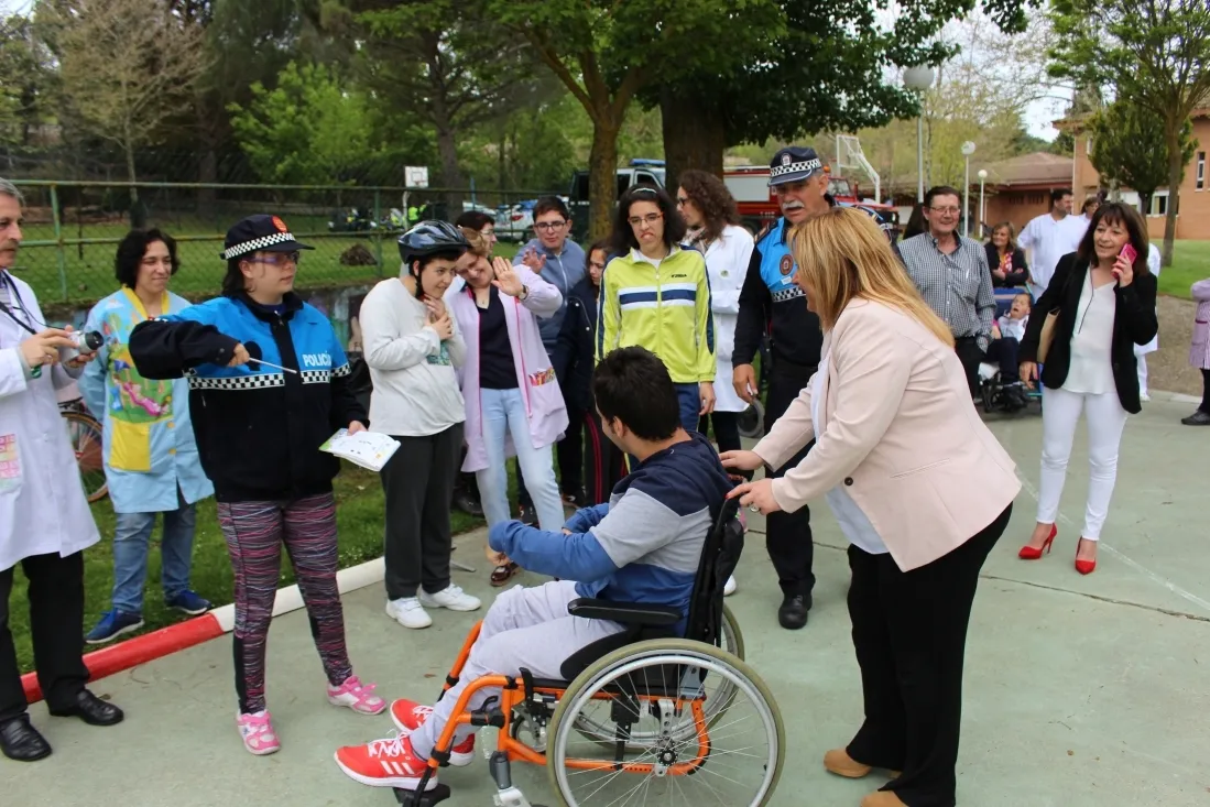 Foto 7 - De Gregorio subraya en el CEE Santa Isabel la importancia en la educaci&oacute;n para salvar vidas