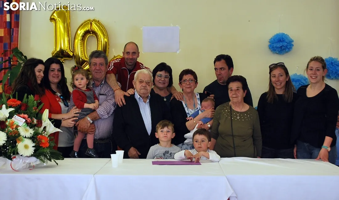 Familiares con el centenario este lunes. /SN