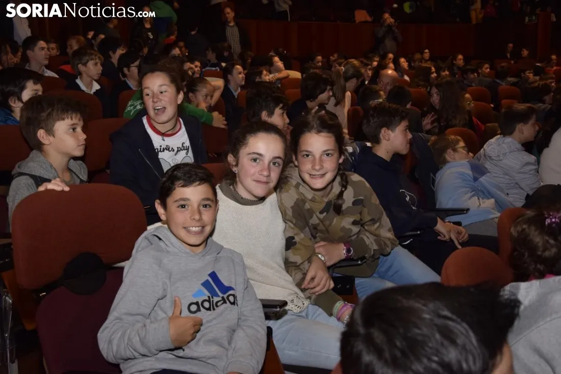 Los estudiantes recogiendo sus carnets / José Herrero