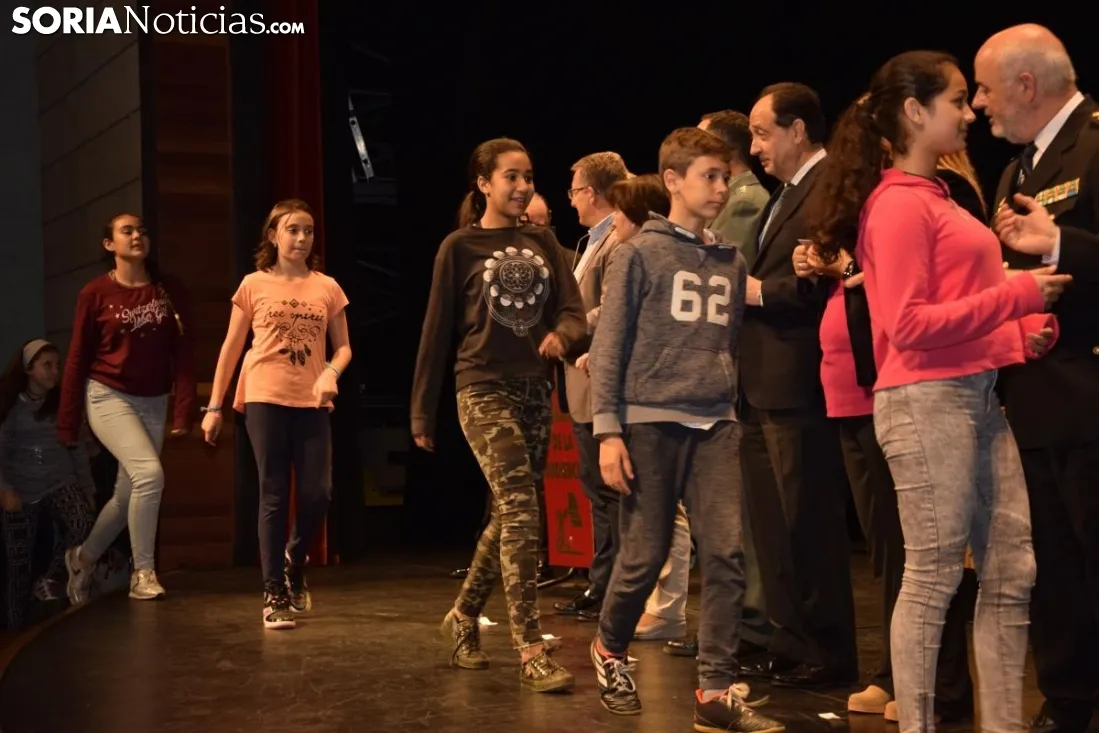 Los estudiantes recogiendo sus carnets / José Herrero