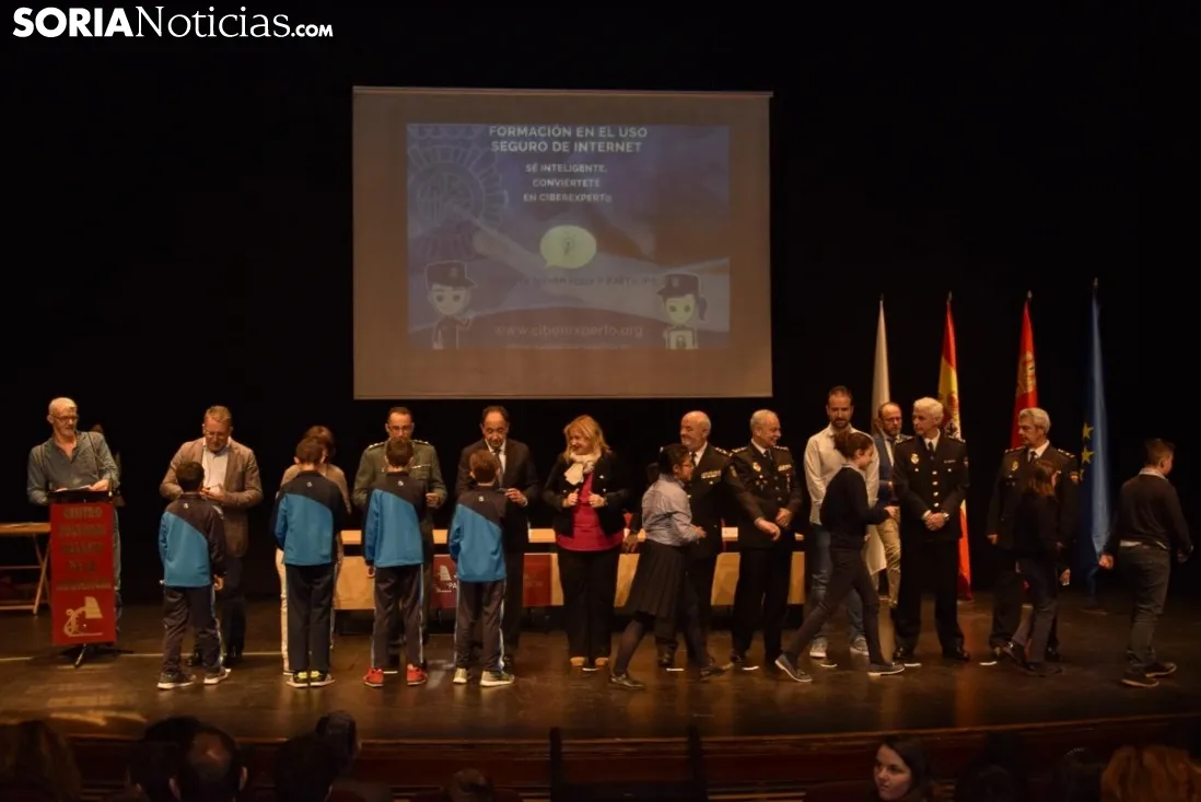 Los estudiantes recogiendo sus carnets / José Herrero