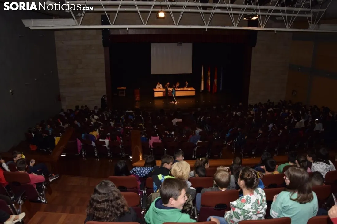 Los estudiantes recogiendo sus carnets / José Herrero