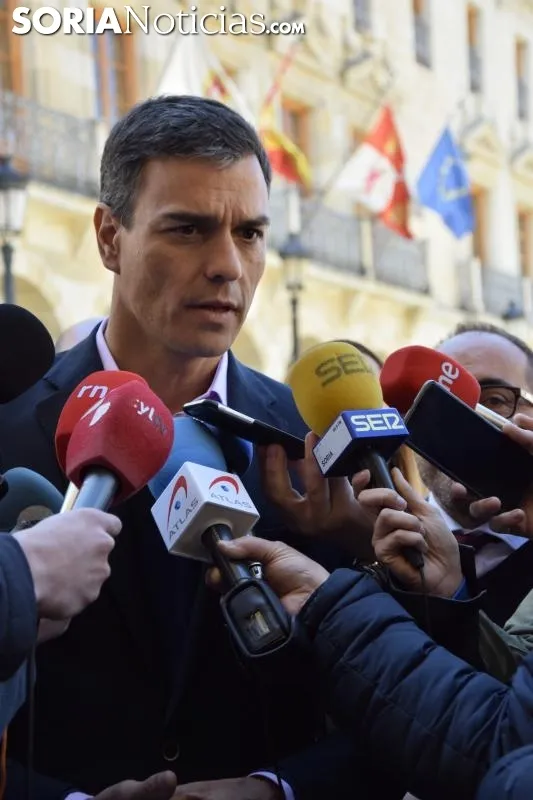 Pedro Sanchez con los medios en Soria. / José Herrero