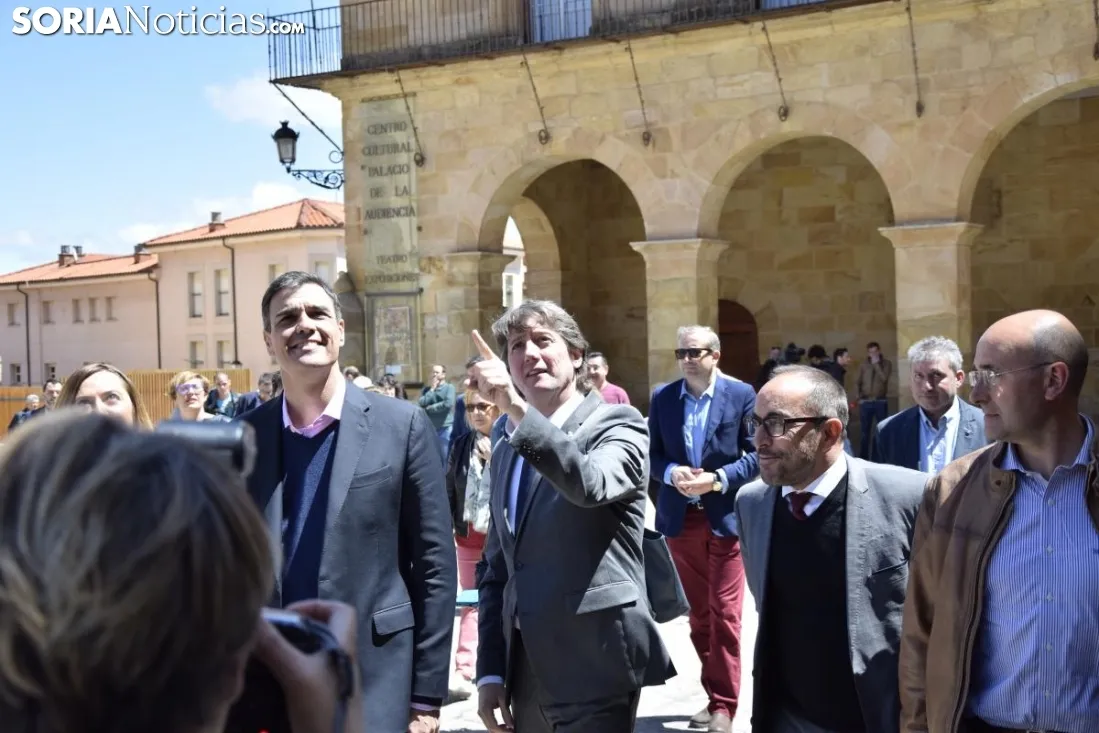 Pedro Sanchez con los medios en Soria. / José Herrero