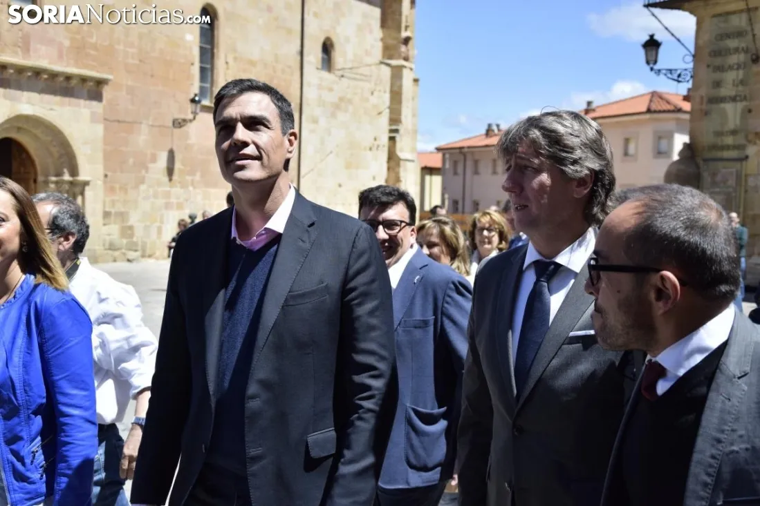 Pedro Sanchez con los medios en Soria. / José Herrero