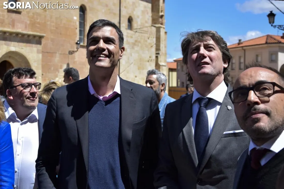 Pedro Sanchez con los medios en Soria. / José Herrero