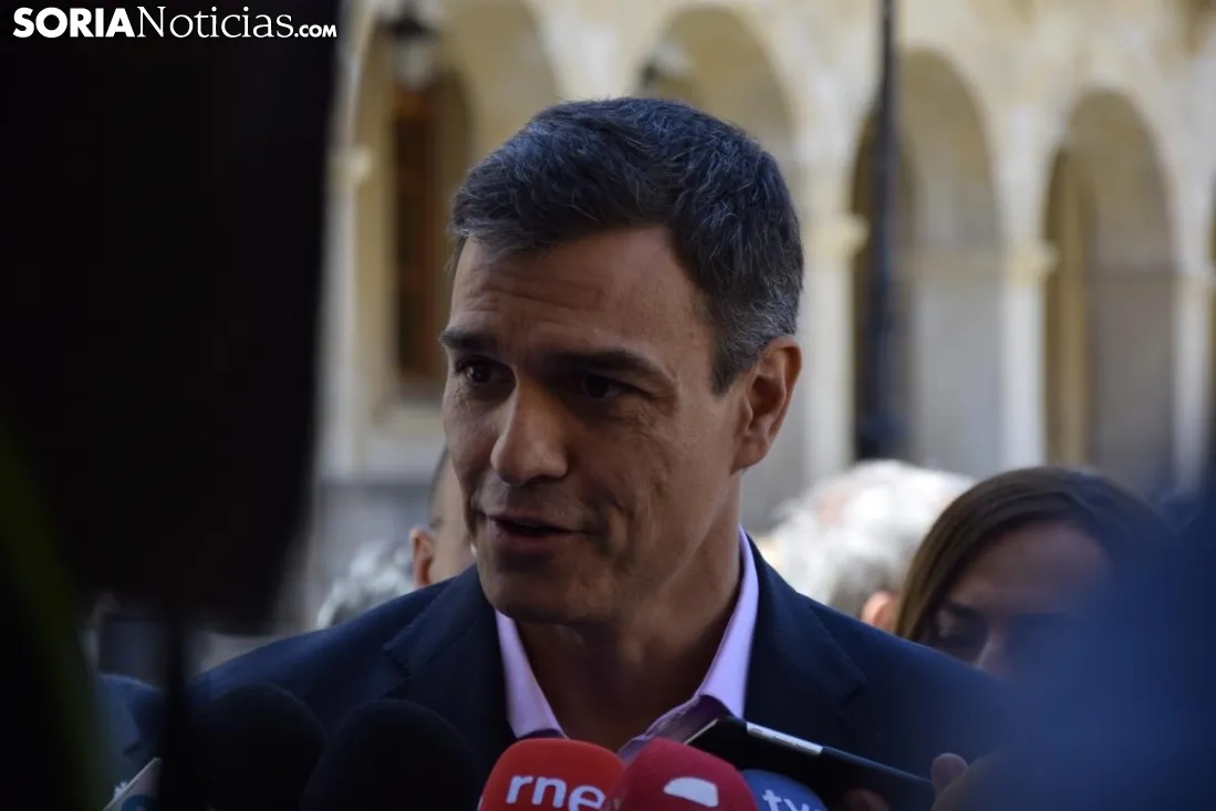 Pedro Sanchez con los medios en Soria. / José Herrero