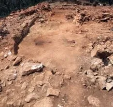 Vestigios de una cabaña sobre la muralla. /Jta.