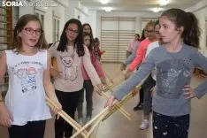 Unas danzantes ensayan los paloteos de Las Casas.