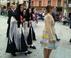 La reina y damas de fiestas en la procesión de este jueves. /Ainalb Alomar.