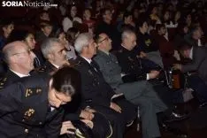 Los estudiantes recogiendo sus carnets / José Herrero