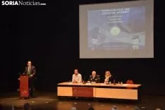 Los estudiantes recogiendo sus carnets / José Herrero