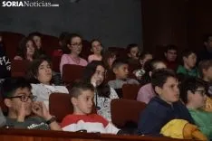 Los estudiantes recogiendo sus carnets / José Herrero
