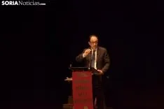 Los estudiantes recogiendo sus carnets / José Herrero