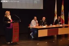 Los estudiantes recogiendo sus carnets / José Herrero