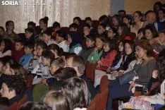 Los estudiantes recogiendo sus carnets / José Herrero