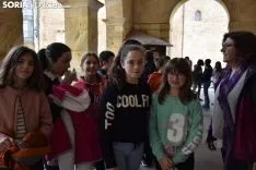 Los estudiantes recogiendo sus carnets / José Herrero