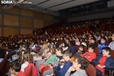 Los estudiantes recogiendo sus carnets / José Herrero