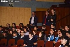 Los estudiantes recogiendo sus carnets / José Herrero