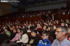 Los estudiantes recogiendo sus carnets / José Herrero