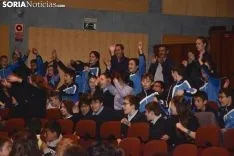 Los estudiantes recogiendo sus carnets / José Herrero