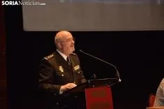 Los estudiantes recogiendo sus carnets / José Herrero