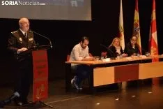 Los estudiantes recogiendo sus carnets / José Herrero