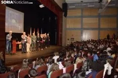 Los estudiantes recogiendo sus carnets / José Herrero
