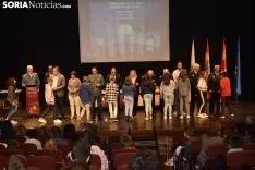 Los estudiantes recogiendo sus carnets / José Herrero
