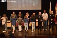 Los estudiantes recogiendo sus carnets / José Herrero