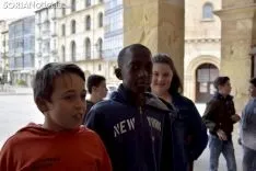 Los estudiantes recogiendo sus carnets / José Herrero