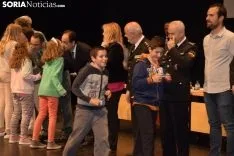 Los estudiantes recogiendo sus carnets / José Herrero